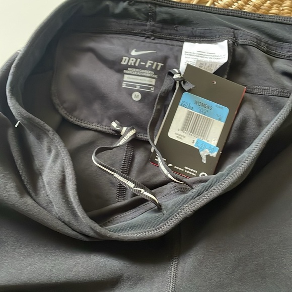 Nike Womens NWT Medium Black Crop Leggings - Picture 5 of 5